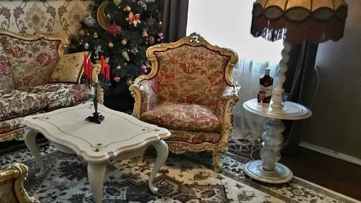 Журнальный столик "Грация" в окружении итальянской антикварной мебели