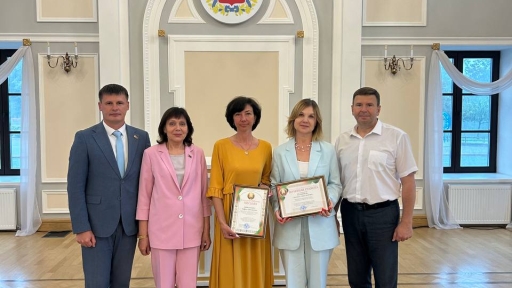 Награждение лучших сотрудников отрасли торговли.